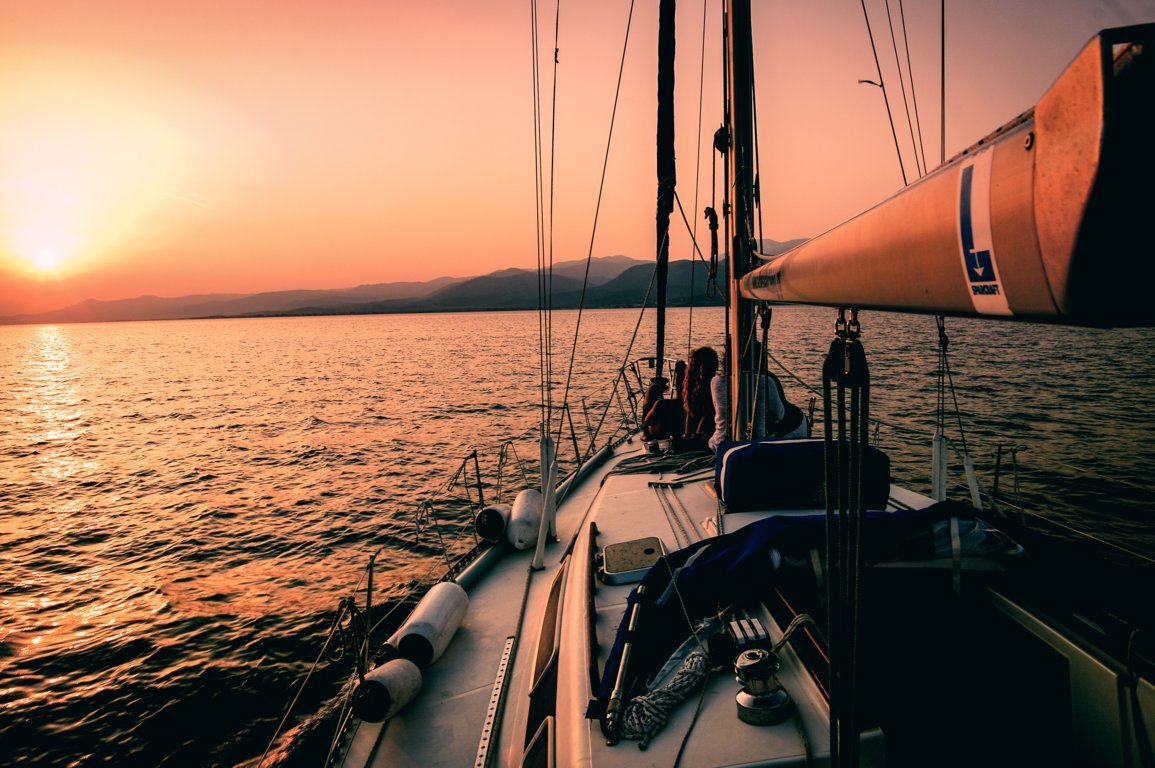 Barca a vela è tramonti mozzafiato